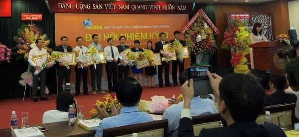 Khép lại năm 2016 là bằng khen của UBND TP và Hiệp hội Bất động sản TP Hồ Chí Minh (HoREA)