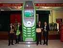 Hình ảnh chiếc điện thoại to kỷ lục của Việt Nam