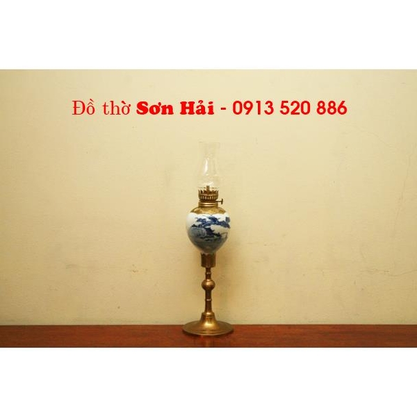 Đèn dầu Bát Tràng giả cổ sứ men lam, cao 27cm, chân đèn bằng đồng đúc, mã DC01