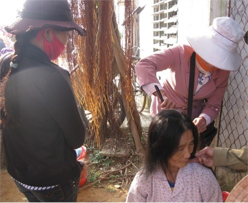 Lạ lẫm phiên chợ 'túm tóc, cắt trụi'