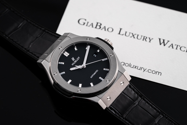 Đồng Hồ Hublot Classic Fusion Black Titanium 42mm 542.NX.1171.LR (Like New)