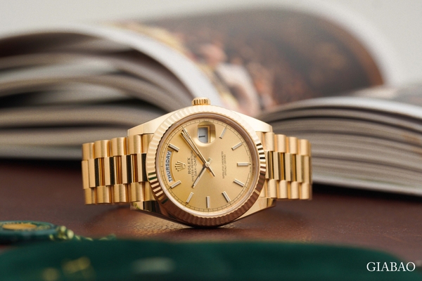 Đồng Hồ Rolex Day-Date 40 228238 Mặt Số Vàng Champagne Cọc Số Dạ Quang