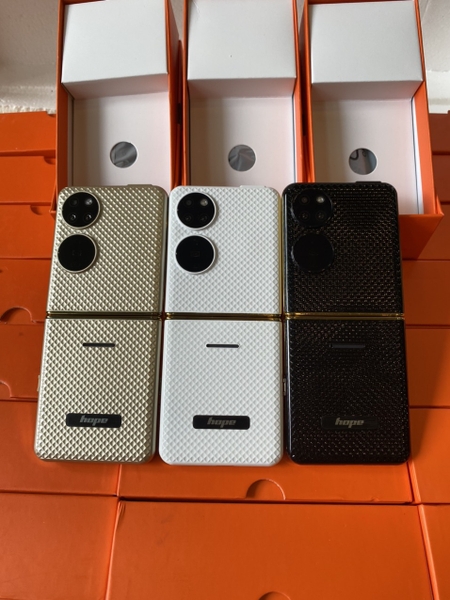 Điện thoại nắm gập Hope P21 đổi giọng 4 sim