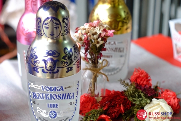 Chai rượu Vodka búp bê Matrioska màu trắng xanh: Vị Vodka truyền thống.