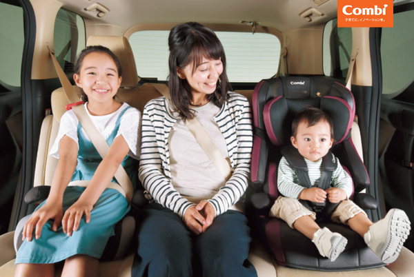 Khi nào nên bắt đầu cho trẻ dùng ghế ngồi ô tô?