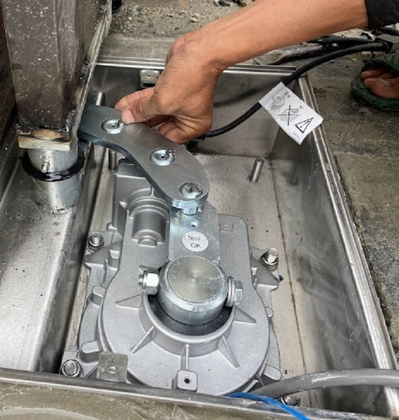 Motor âm sàn tự động