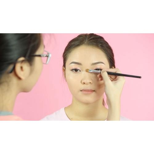 Quay clip hướng dẫn trang điểm make up Hà Tô trong studio Hà Nội