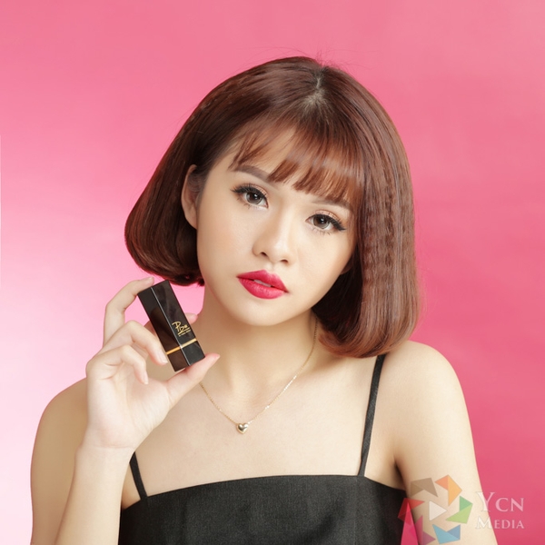 Chụp ảnh quảng cáo mỹ phẩm Pizu cùng người mẫu trong studio Hà Nội