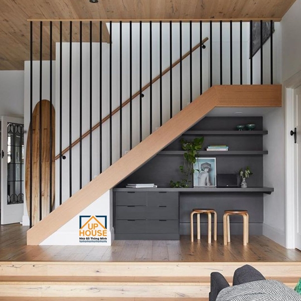 gầm cầu thang làm bàn làm việc