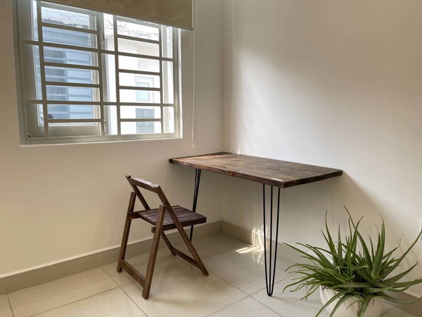 trang trí phòng trọ bằng bàn gỗ làm việc