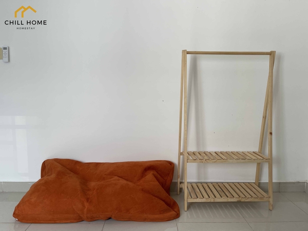 trang trí phòng trọ bằng giá gỗ treo đồ