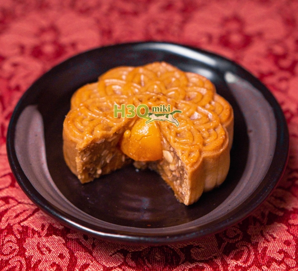 H3Q Miki Lotus Seed Paste Mooncake With / Without Salted Egg (From New Zealand Butter) 150g
