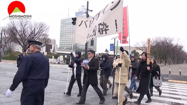 Bất chấp thời tiết, Những người đàn ông FA ở Nhật xuống đường biểu tình chống Valentine