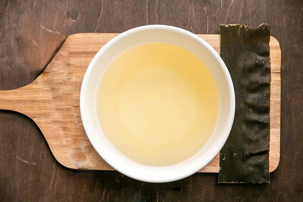 Cách nấu nước dùng Dashi từ tảo bẹ kombu (Kombu Dashi)