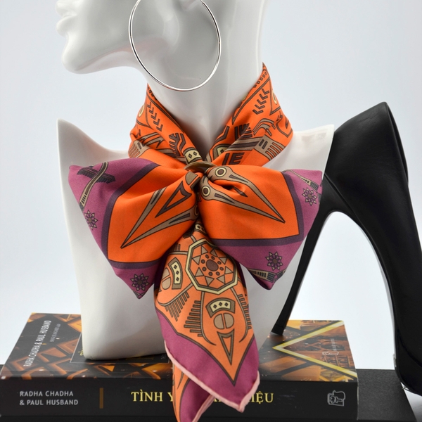 1001 Cách thắt khăn lụa tuyệt đẹp- Kiểu Twist Wrap