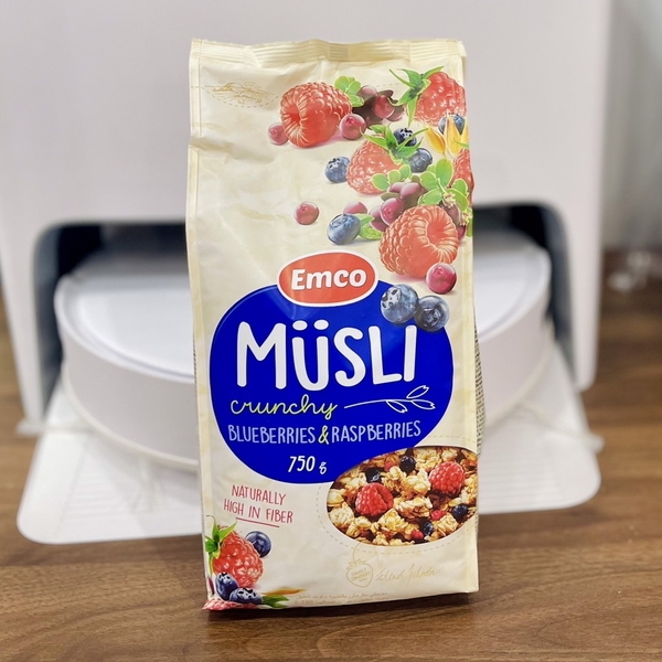 Ngũ cốc Emco Musli crunchy Tropical blueberries & Raspberries 750gr