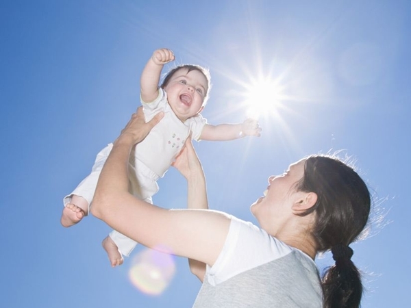 Tầm quan trọng của việc tắm nắng cho trẻ sơ sinh đúng cách 