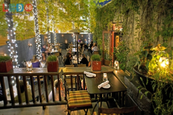 Ý tưởng dùng đèn dây trang trí quán cafe cực ấn tượng