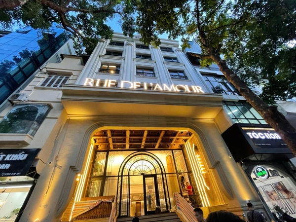 RUE DE L’AMOUR – Khi tình yêu khoác áo ánh hồng RUE DE L’AMOUR – Khi tình yêu khoác áo ánh hồng