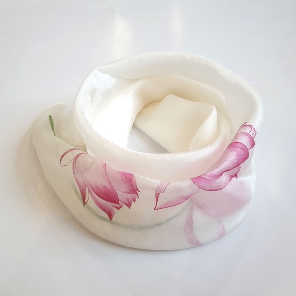 Khăn lụa tơ tằm màu trắng vẽ hoa sen, chất liệu màu nước nhập khẩu cao cấp, tan màu, giữ được độ mềm mại của khăn.