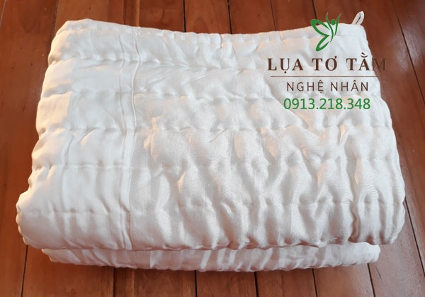 Chăn tơ tằm trẻ em với chất liệu tơ tằm tự nhiên Việt Nam 100%. Ruột bông tơ tằm được làm theo phương pháp đặc biệt "giúp tằm tự dệt chăn tơ" của nghệ nhân Phan Thị Thuận.