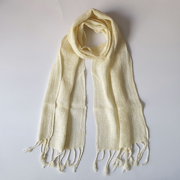 Khăn đũi xốp từ nguyên liệu tơ tằm tự nhiên vê tay êm mềm, nhẹ nhàng và ấm áp. Thoạt nhìn chiếc khăn đũi xốp bạn sẽ có cảm giác giống khăn len, tuy nhiên chất liệu tơ tằm đem lại cảm giác hoàn toàn khác biệt.