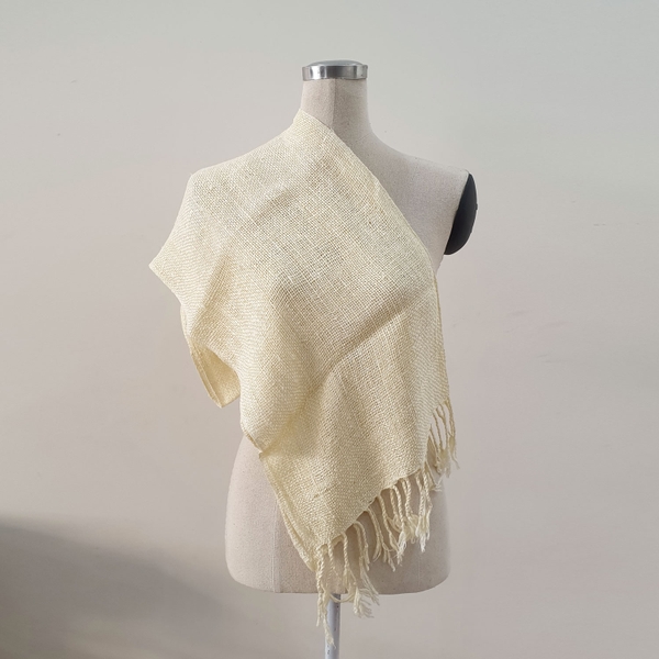 Khăn đũi xốp từ nguyên liệu tơ tằm tự nhiên vê tay êm mềm, nhẹ nhàng và ấm áp. Thoạt nhìn chiếc khăn đũi xốp bạn sẽ có cảm giác giống khăn len, tuy nhiên chất liệu tơ tằm đem lại cảm giác hoàn toàn khác biệt.