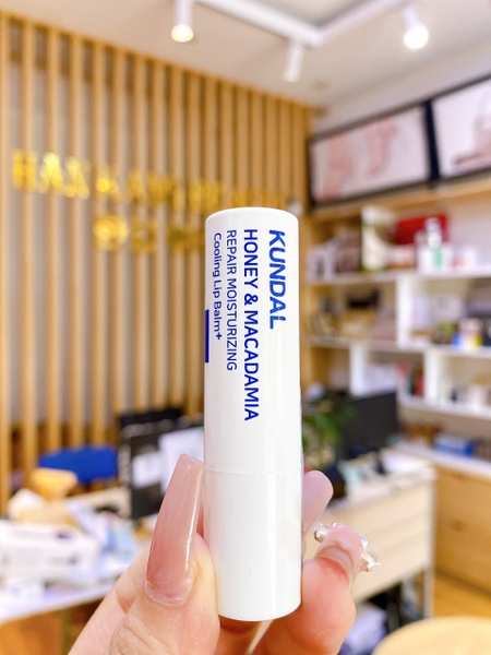 Son dưỡng môi giúp dưỡng ẩm, phục hồi Kundal Honey & Macadamia Repair Moisturizing Cooling Lip Balm+