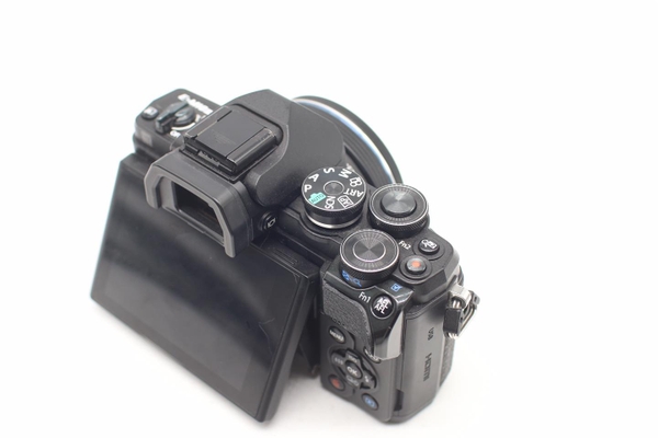 MÁY ẢNH OLYMPUS EM10 MARK III KÈM 14-42MM, 98%