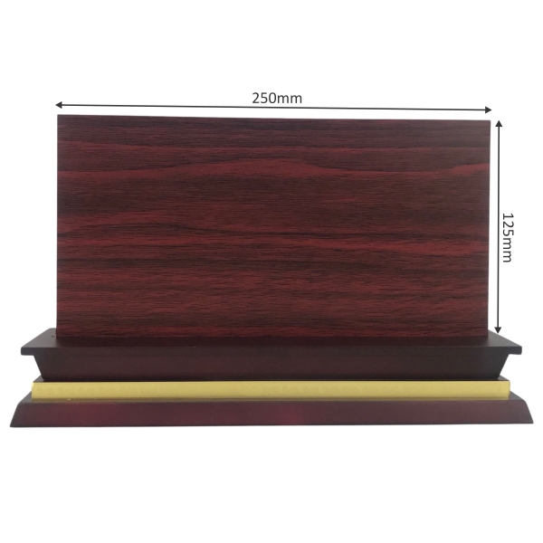 Bảng chức danh đế gỗ hoa văn DG01-B 275x60mm có mặt mica vân gỗ 250x125mm dày 3mm