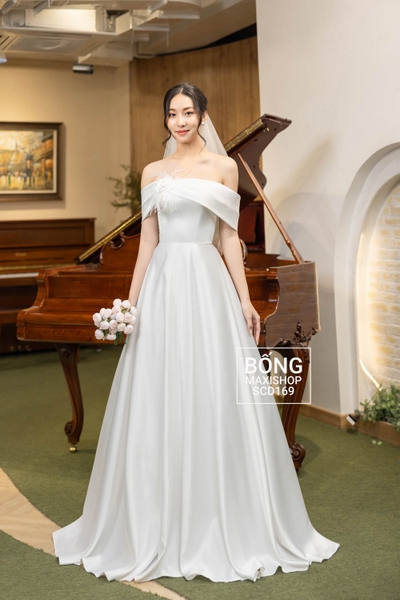Váy cưới phi nhật trễ vai ngang trắng hoa lông vũ 1 bên SCD169T