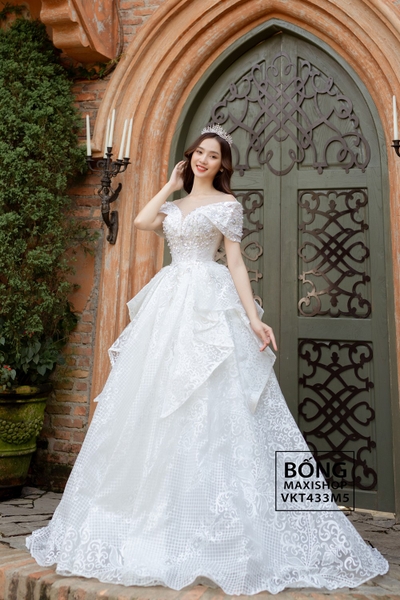 Váy cưới tùng bèo trễ vai trắng ô đính lá tim VKT433M5