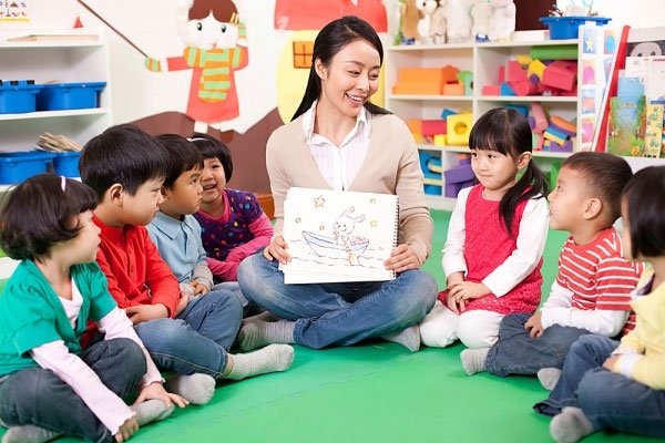 Giúp bé quên đi nỗi sợ đi nhà trẻ