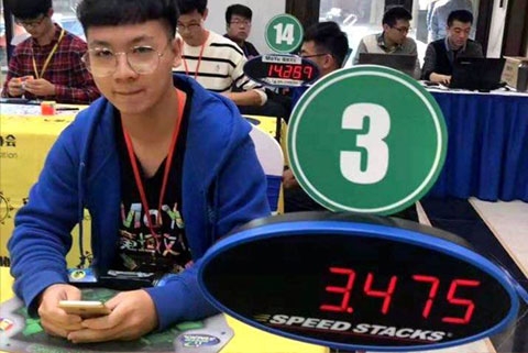 Kỷ lục xoay Rubik nhanh nhất thế giới 3.47s, liệu có xứng đáng?