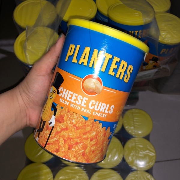 Snacks xoắn Planters Cheese Curls vị Phomai hộp 113gr Can.D Confectionery