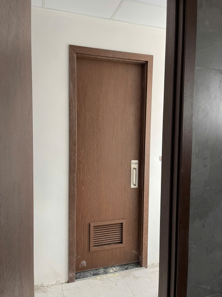 cửa vệ sinh có ô thoáng