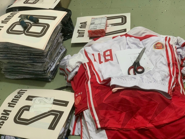 đặt áo bóng đá in tên hattrick shop