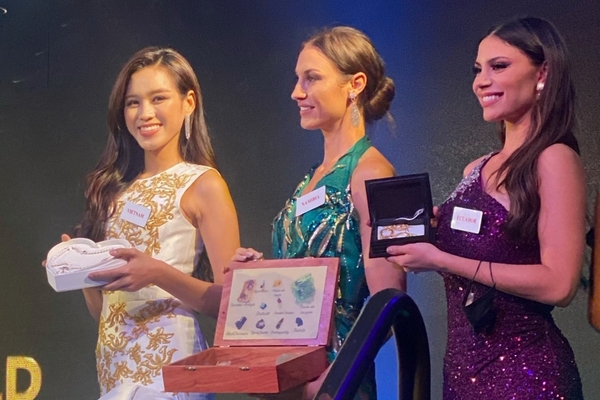 Đỗ Thị Hà đấu giá trang sức ngọc trai ở Miss World