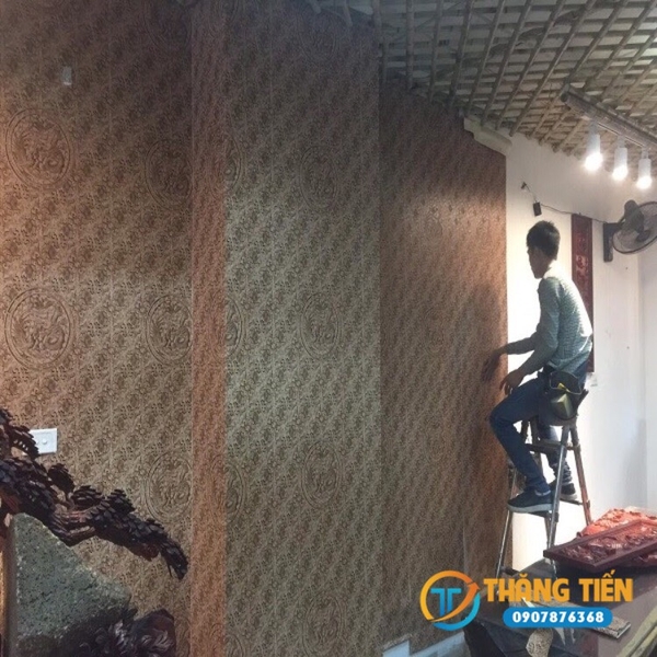Thợ thi công giấy dán tường hoa văn