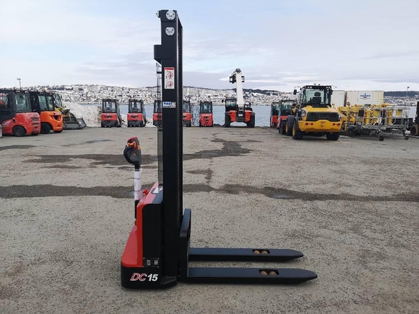 xe nâng điện đứng lái heli 1.5 tấn