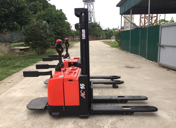 xe nâng điện stacker