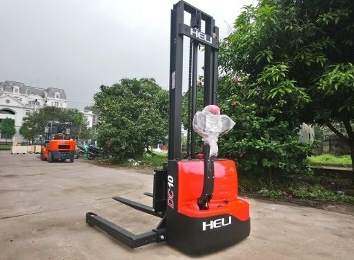 xe nâng điện stacker