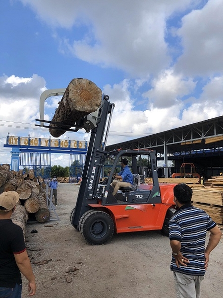 xe nâng kẹp gỗ khối 7 tấn