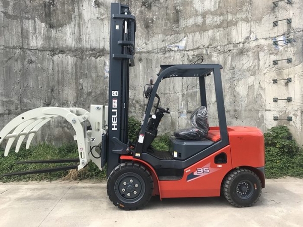 xe nâng kẹp gỗ heli