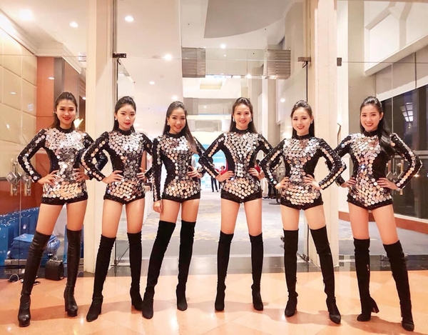 Trang phục vũ đoàn dancer màu đen tráng gương