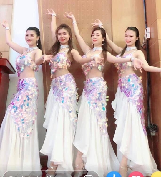 Váy múa biểu diễn màu trắng kim sa vảy cá