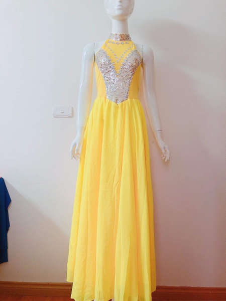 Trang phục váy múa màu vàng