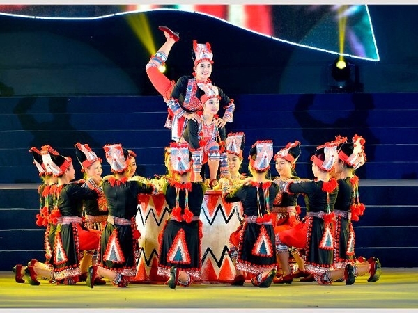 Trang phục biểu diễn dân tộc Dao