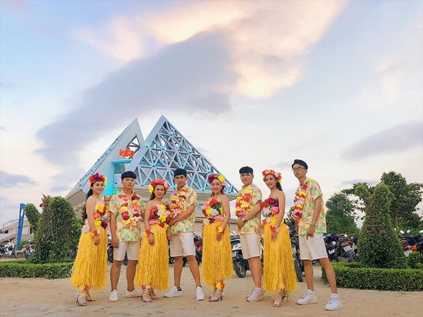 Trang phục nhảy Hula màu vàng