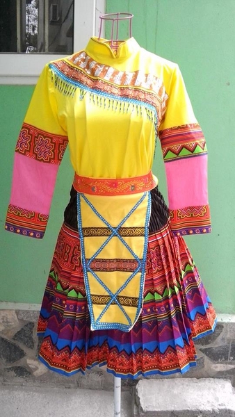 Trang phục dân tộc Mông thổ cẩm